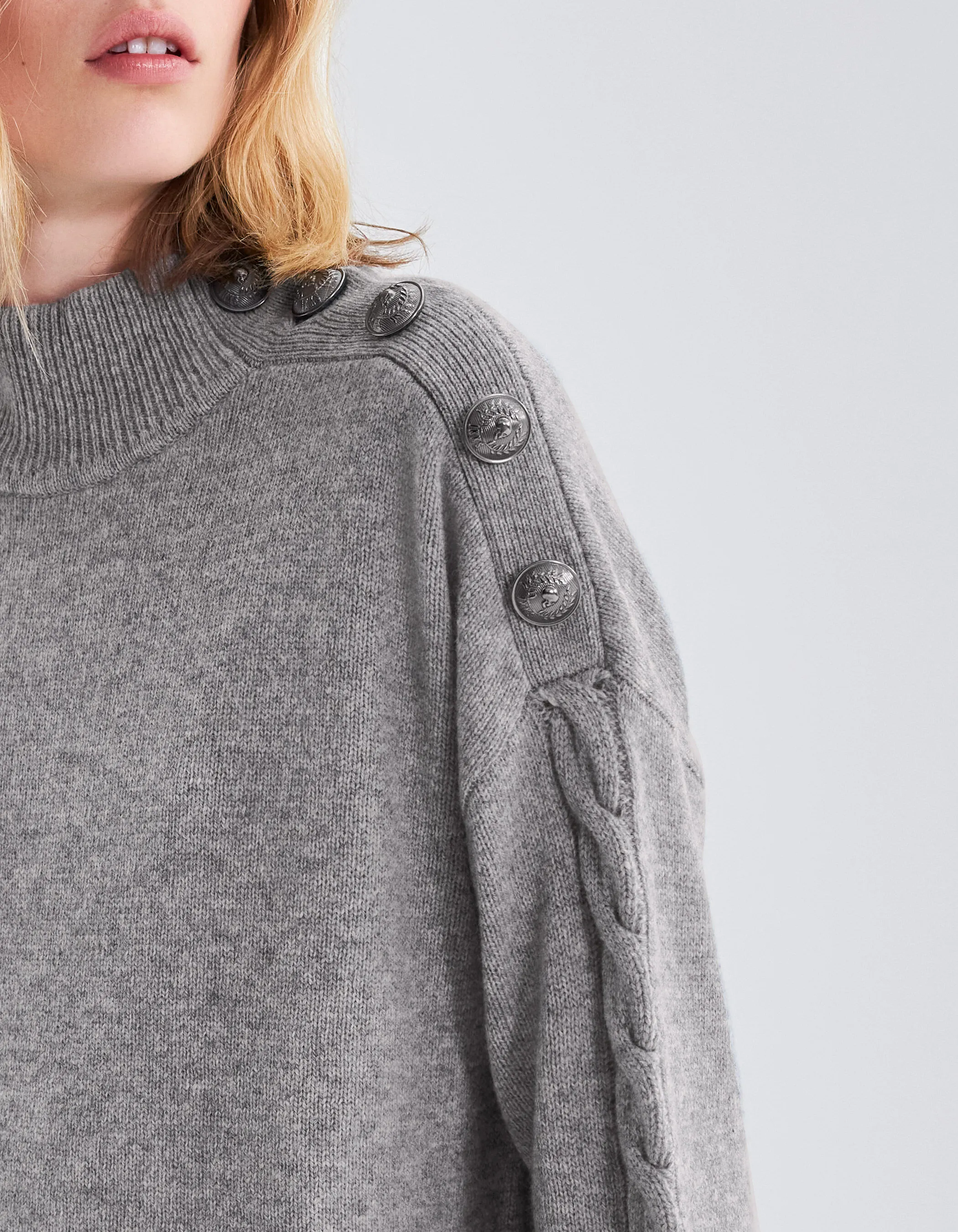 Robe grise tricot boutons gravés sur l'épaule Femme